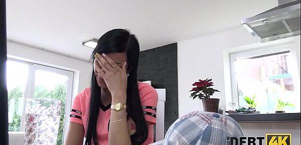 DEBT4k. Muskulöser Mann schlägt jungen entzückenden Schuldner, der keinen Job hat